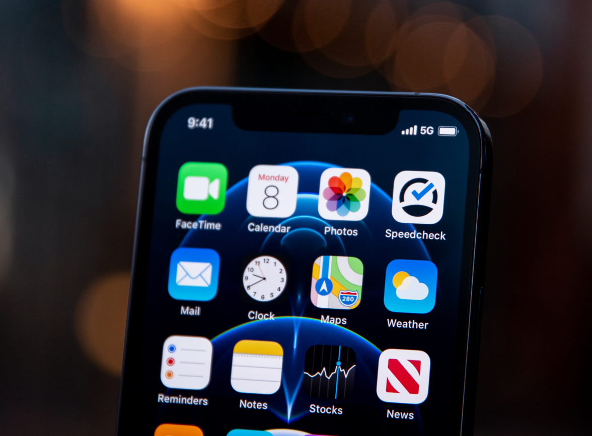 渝中苹果手机维修分享为什么 iPhone 12 在冬季会自动关机 
